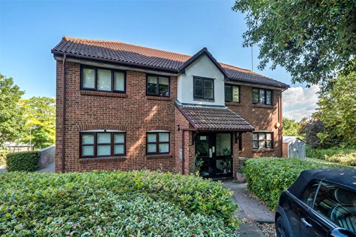 2 Bedroom Apartment For Sale In Griffin Walk, Greenhithe, Kent, DA9