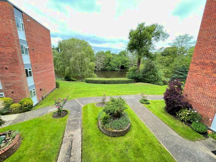 2 Bedroom Apartment To Rent In Berkeley Court, Weybridge, KT13