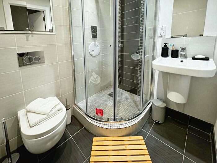 1 Bedroom Flat To Rent In Crown Point Road, Hunslet, Leeds, West Yorkshire, LS10