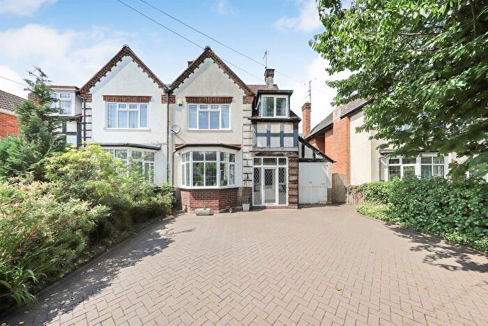 3 Bedroom Semi-detached House For Sale In Penn Road, Penn, Wolverhampton, WV4