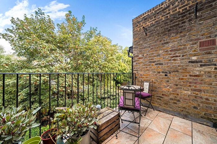 2 Bedroom Apartment For Sale In Tufnell Park Road, London, N7