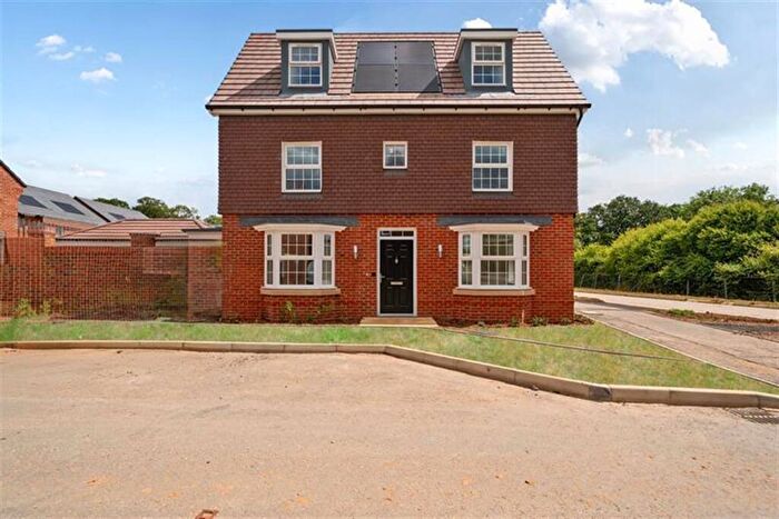 4 Bedroom Detached House To Rent In Bedroom Detached House In Farrow Place, Finchampstead, RG40