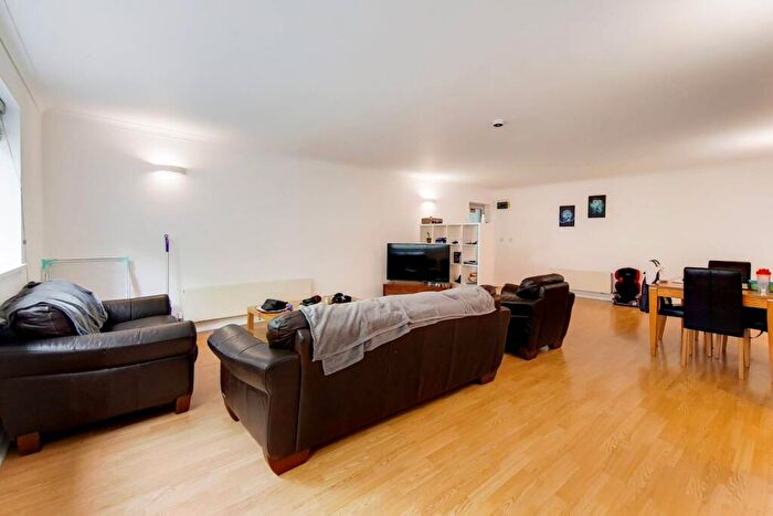 2 Bedroom Flat For Sale In Albert Road, Silvertown, London, E16