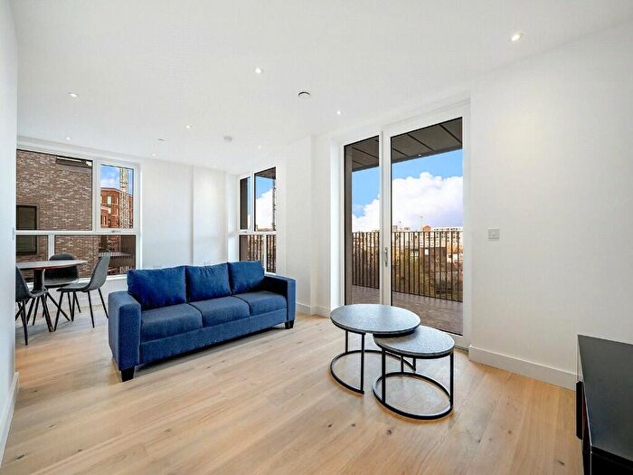 3 Bedroom Flat To Rent In Midholm Close, London, NW11