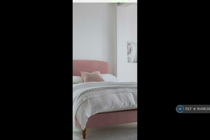 Studio To Rent In Colonial Road, Slough, SL1