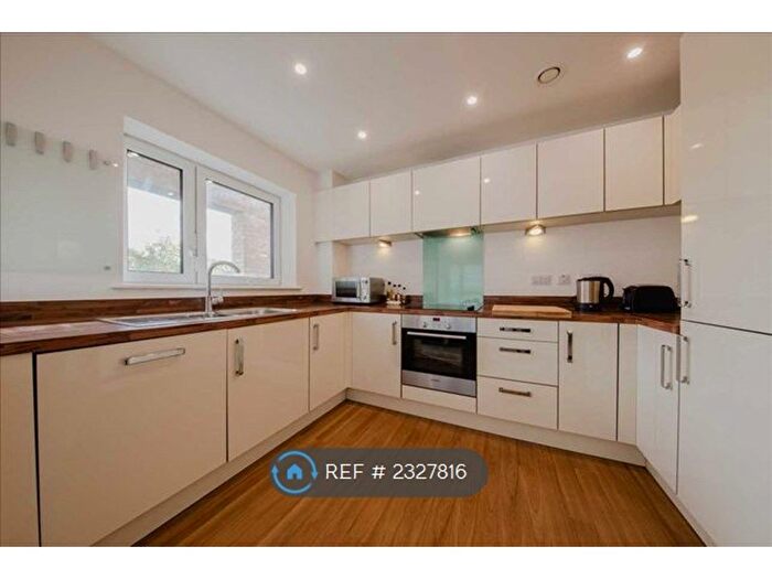 2 Bedroom Flat To Rent In Bessemer Lodge, Oakgrove, Milton Keynes, MK10