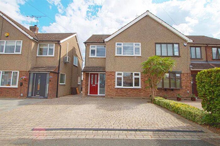 3 Bedroom Semi-Detached House For Sale In Trinity Road, Billericay, CM11