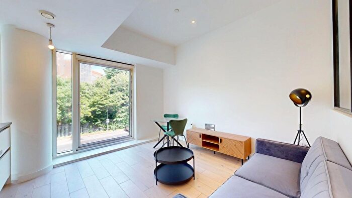 1 Bedroom Flat To Rent In Great West Road, Brentford, TW8