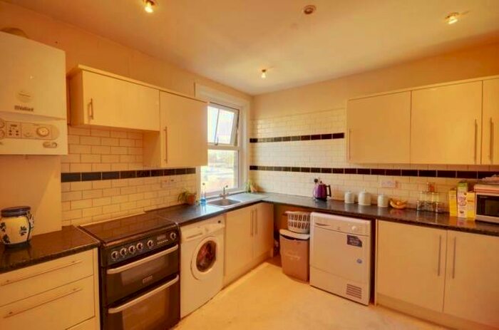 2 Bedroom Flat To Rent In High Street, Northwood, Middlesex, HA6