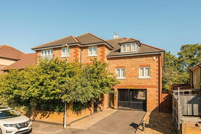 2 Bedroom Flat For Sale In The Retreat, Surbiton, KT5