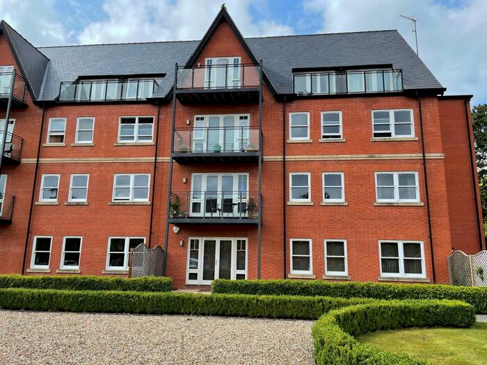 2 Bedroom Ground Flat To Rent In Sterling Place, Woodhall Spa, Lincolnshire, LN10