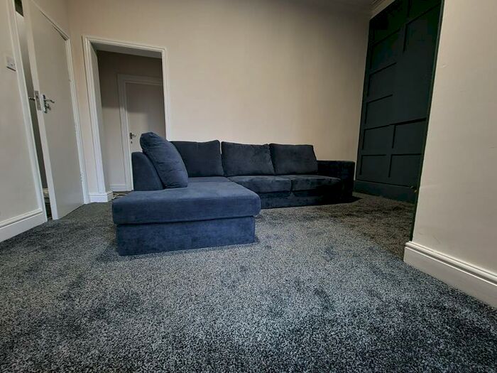 2 Bedroom Flat To Rent In Kensington Terrace, Hyde Park, Leeds, LS6