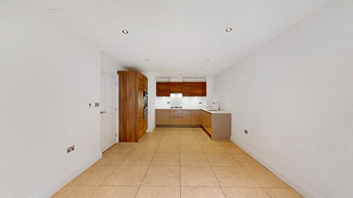 3 Bedroom Flat For Sale In Huguenot Drive, London, N13