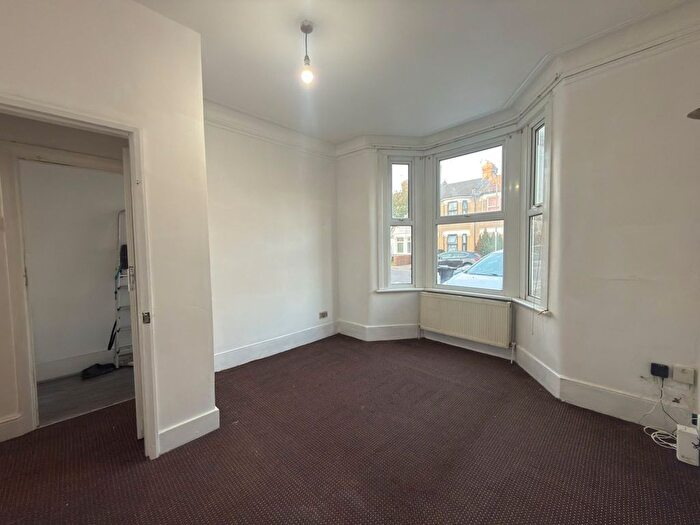 1 Bedroom Flat To Rent In Seven King, IG3