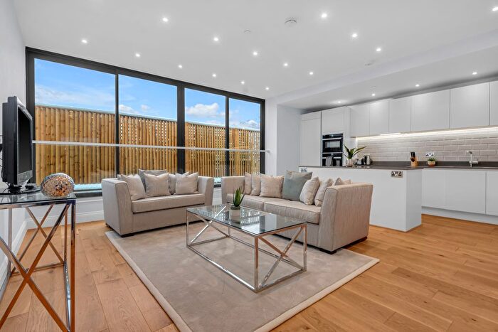 3 Bedroom Flat To Rent In Stoke Newington High Street, London, N16