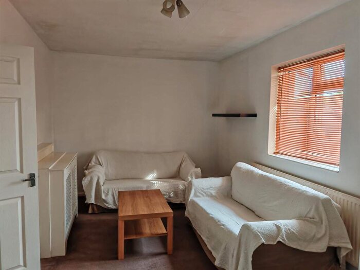 2 Bedroom Flat To Rent In Sunnymead, West Green, Crawley, West Sussex, RH11
