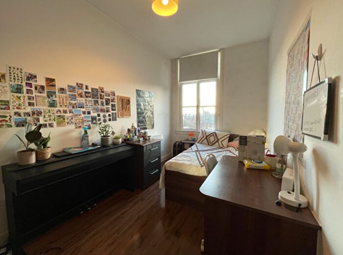 2 Bedroom Flat To Rent In Hyde Terrace, Leeds, West Yorkshire, LS2