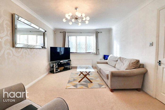 4 Bedroom Semi-Detached House For Sale In Charndon Close, Luton, LU3