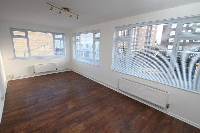 2 Bedroom Flat To Rent In Rectory Grove, Leigh-On-Sea, SS9