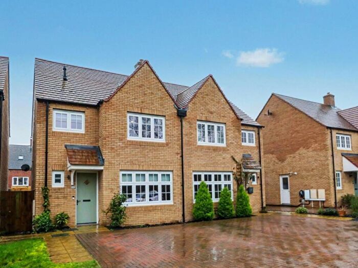 3 Bedroom Semi-Detached House For Sale In Banbury, Oxfordshire, OX16