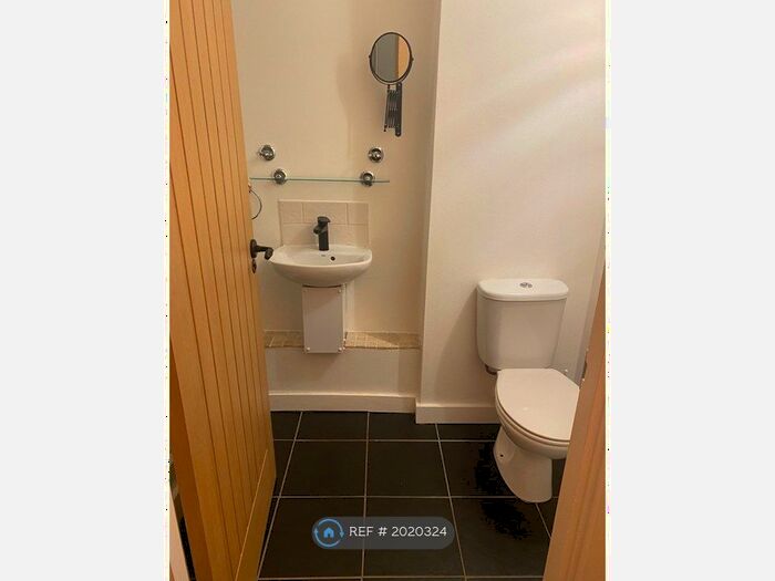 3 Bedroom Flat To Rent In Drummond Street, Edinburgh, EH8