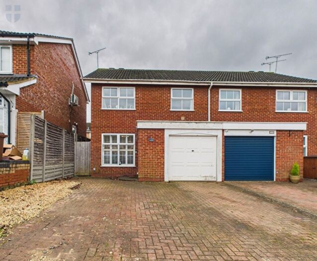 3 Bedroom End Of Terrace House For Sale In Waivers Way, Aylesbury, HP21