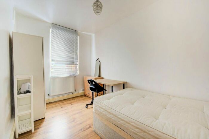 2 Bedroom Flat To Rent In Fulham Palace Road, Fulham, London, SW6