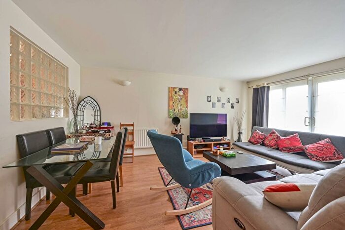 2 Bedroom Flat To Rent In Worple Road, Wimbledon, London, SW20