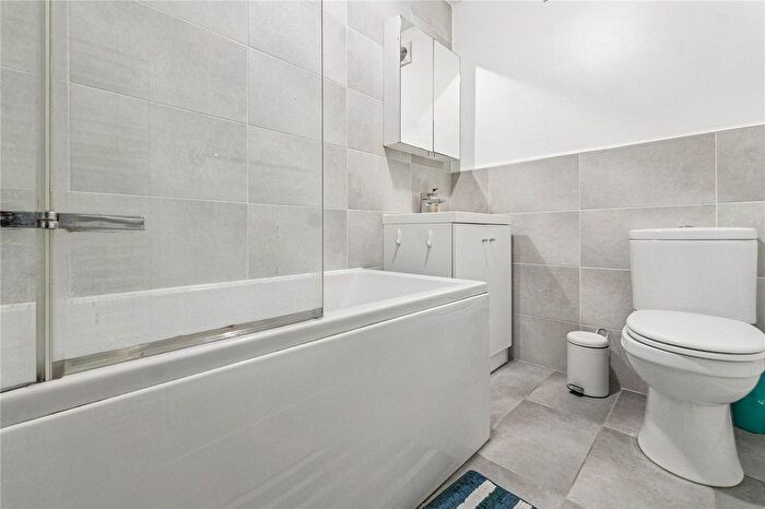 2 Bedroom Flat For Sale In Crowthorne Close, London, SW18