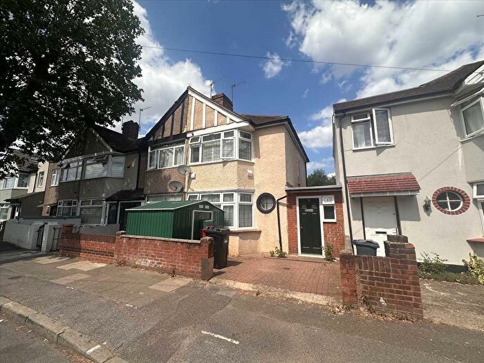 3 Bedroom End Of Terrace House To Rent In Saxon Avenue, Hanworth, TW13