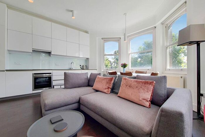 2 Bedroom Flat To Rent In East Heath Road, Hampstead, London, NW3