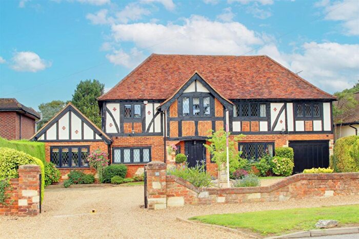 4 Bedroom Detached House For Sale In Brookmans Avenue, Brookmans Park, AL9