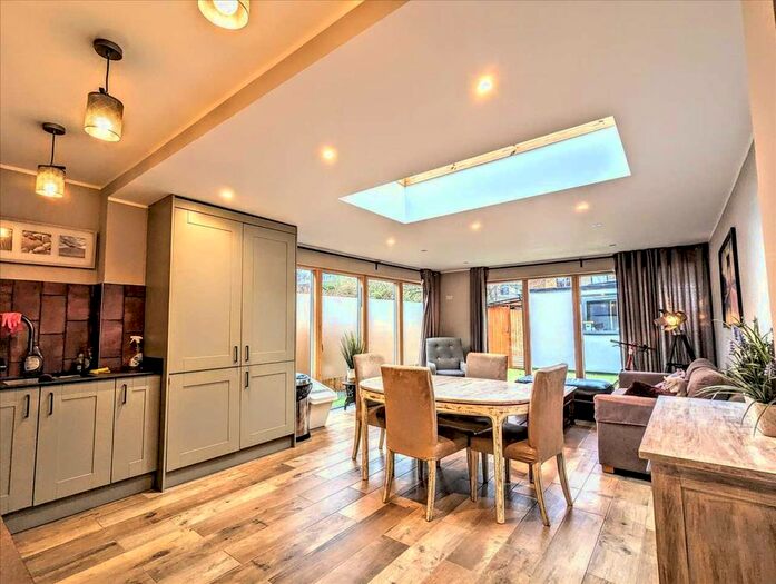 3 Bedroom Flat To Rent In Hamilton Road, London, SW19