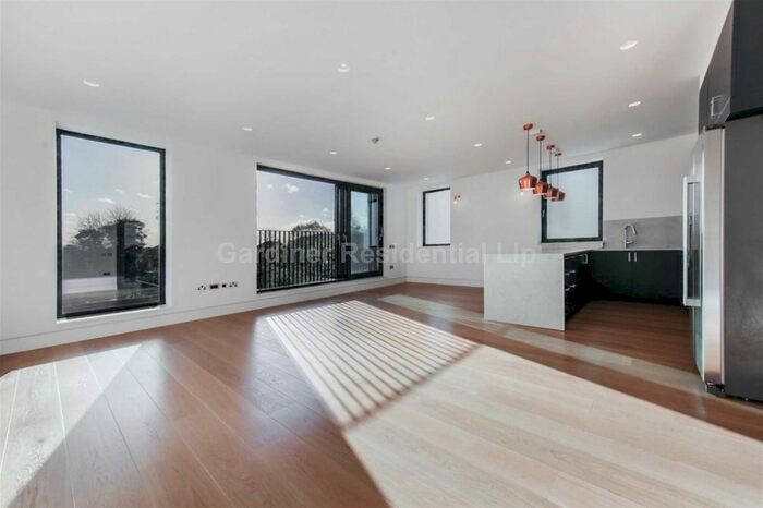 3 Bedroom Flat To Rent In Elm Avenue, London, W5