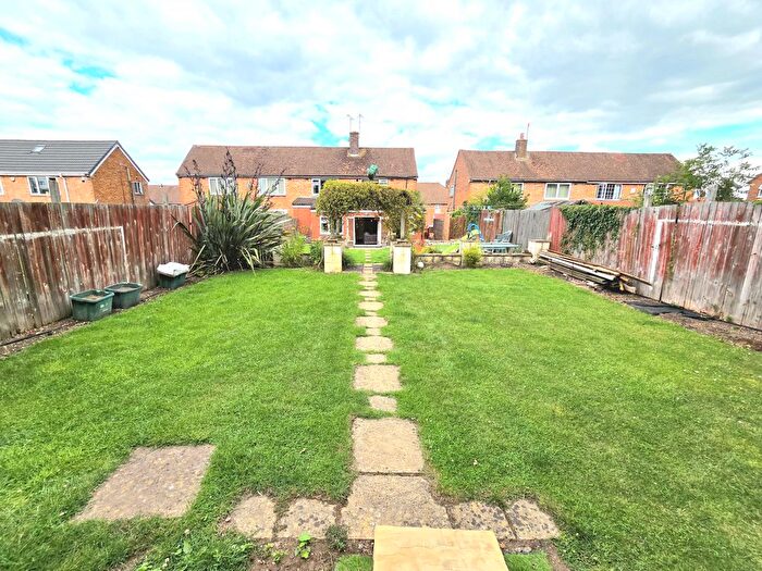 4 Bedroom Semi Detached House For Sale In Amyson Road, Leicester, LE5