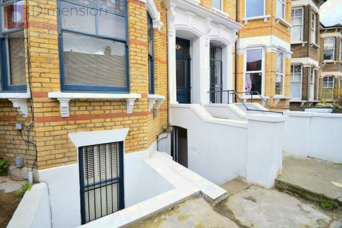 Flat To Rent In Newick Road, Hackney, London, E5