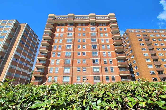 3 Bedroom Flat To Rent In Grand Avenue, Hove, BN3