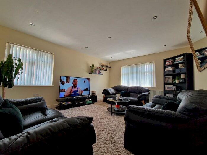 2 Bedroom Flat To Rent In Button Lane, Northern Moor, M23