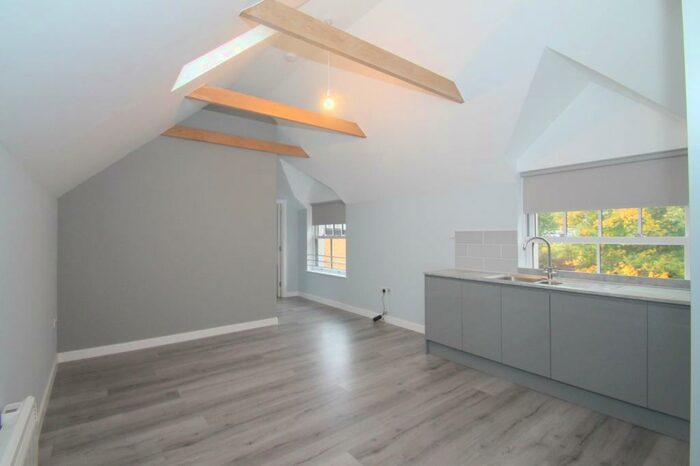 1 Bedroom Flat To Rent In Bedroom First Floor Flat In Caterham Valley, CR3