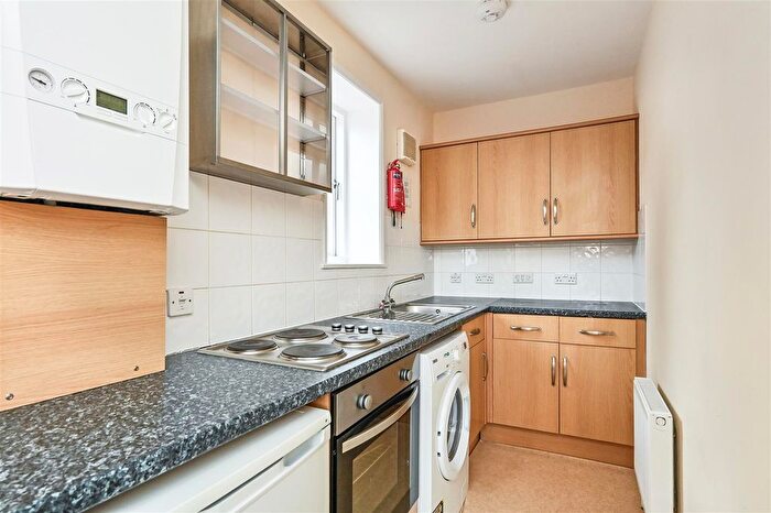 2 Bedroom Flat To Rent In High View, Woolner Avenue, Petersfield, GU32