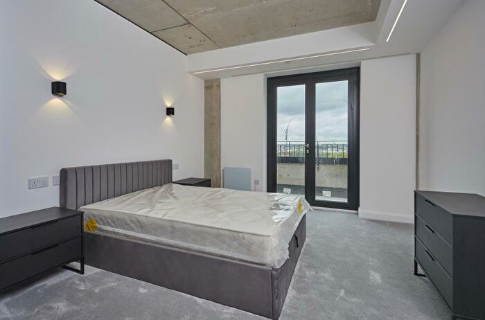 2 Bedroom Apartment To Rent In Apt . :: One Silk St, M4