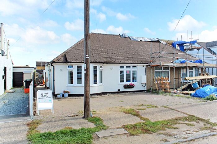2 Bedroom Semi-detached Bungalow For Sale In Victoria Avenue, Wickford, SS12