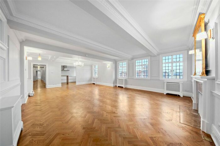 4 Bedroom Flat To Rent In Chiltern Court, Baker Street, NW1