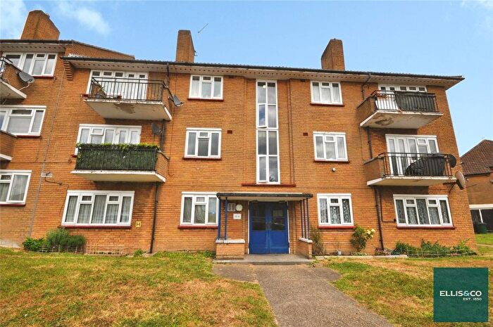 2 Bedroom Flat For Sale In Basing Way, Finchley, London, N3
