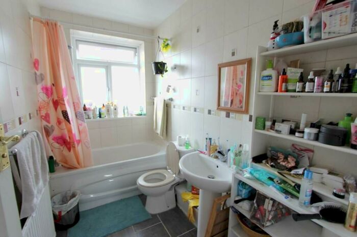 2 Bedroom Apartment To Rent In High Road, London, N12