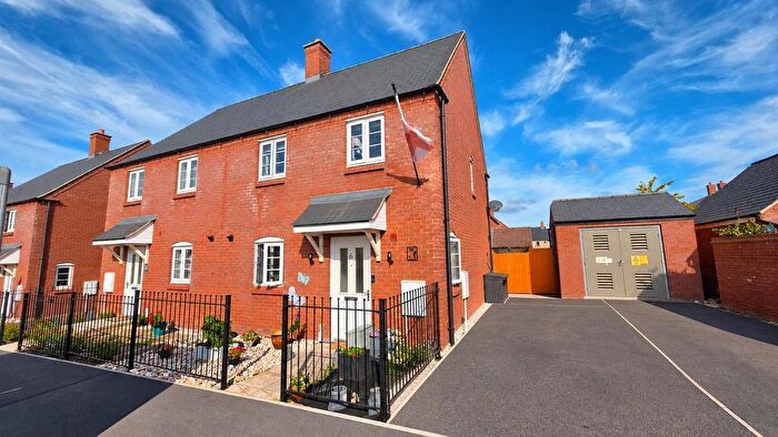 3 Bedroom Semi-Detached House For Sale In Pianoforte Road, Roade, Northampton, NN7