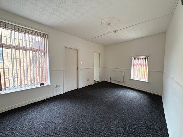 3 Bedroom Flat To Rent In Legrams Lane, Bradford, BD7