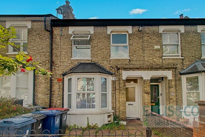 2 Bedroom Flat For Sale In Rosebank Road, London, W7