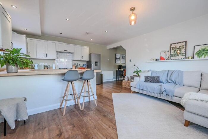 1 Bedroom Flat For Sale In Glendale Gardens, Leigh-On-Sea, SS9