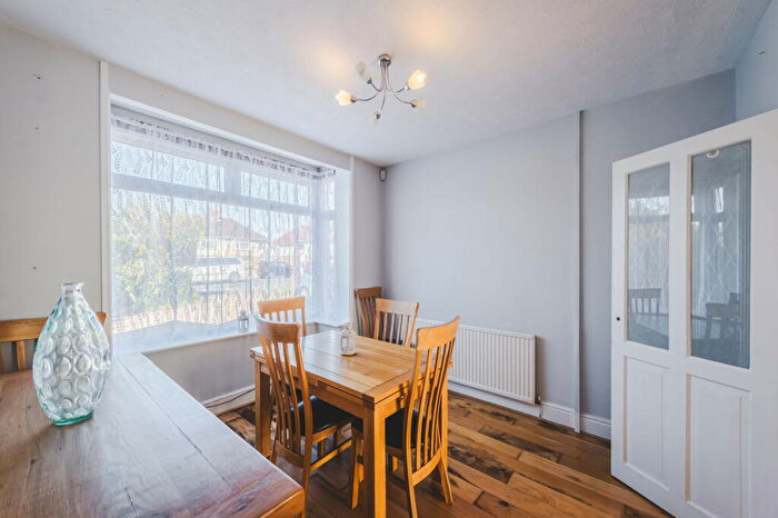 3 Bedroom Semi-Detached House For Sale In Cricklade Road, Swindon, SN2